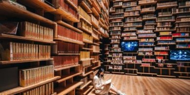 交錯書架與金屬走道：東京圖書館的活動場景設計