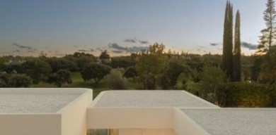 受保護(hù)露臺與景觀滲透的協(xié)同設(shè)計：馬德里臨湖住宅的白天區(qū)域布局策略