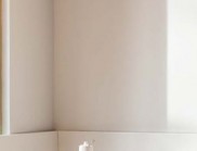 堅果醬工作室布魯塞爾店設計：HOP 用粉白幾何演繹安德森式新美學