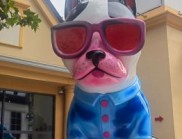 藝術(shù)賦能寵物友好：  狗哥雕塑“WAIWAI”在香江奧萊小鎮(zhèn)揭幕