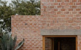 融于戈爾達山脈：芬蘭裔退休婦女瓜納華托住宅的謹慎沉思式設計