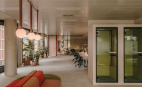 22@創新區空間設計：中性色調配大膽強調色，平衡混凝土結構