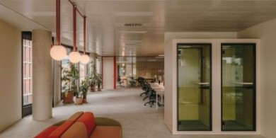 22@創(chuàng)新區(qū)空間設(shè)計：中性色調(diào)配大膽強(qiáng)調(diào)色，平衡混凝土結(jié)構(gòu)