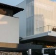 Casa Wicker 设计：俏皮现代风别墅，融开阔景观与屏风隐私，显天然质感