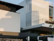 Casa Wicker 設(shè)計(jì)：俏皮現(xiàn)代風(fēng)別墅，融開(kāi)闊景觀(guān)與屏風(fēng)隱私，顯天