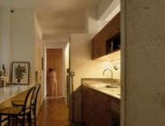 混凝土箱體界定：廚房與客廳界限設計