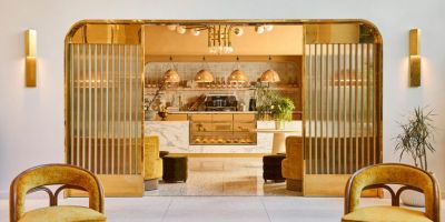 這家咖啡館被金色蜂蜜色調(diào)浸潤著的相關(guān)圖片