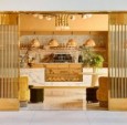 这家咖啡馆被金色蜂蜜色调浸润着